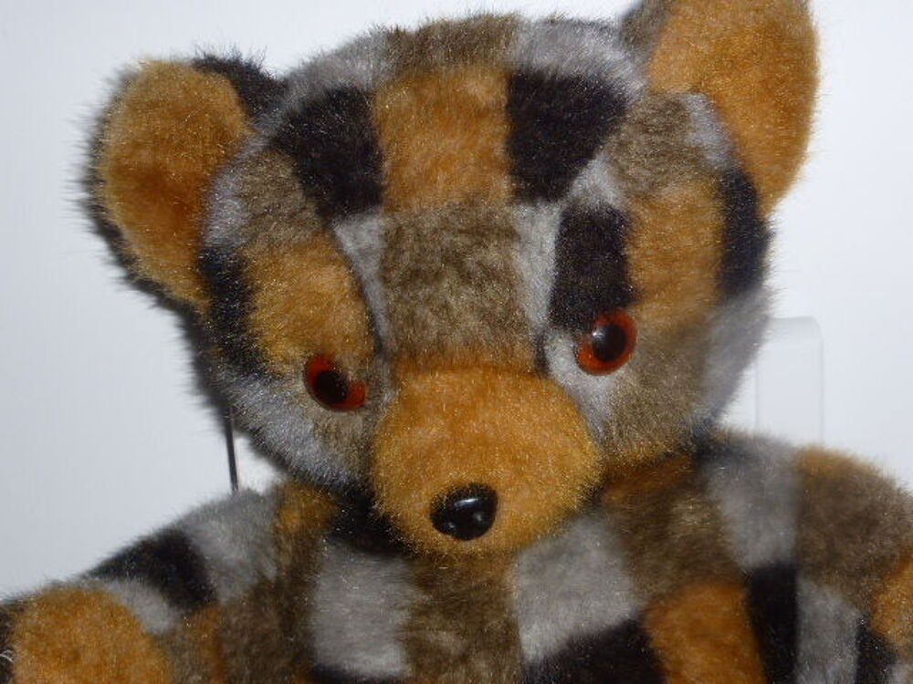 Grand ours en peluche assis &agrave; damiers Jeux / jouets