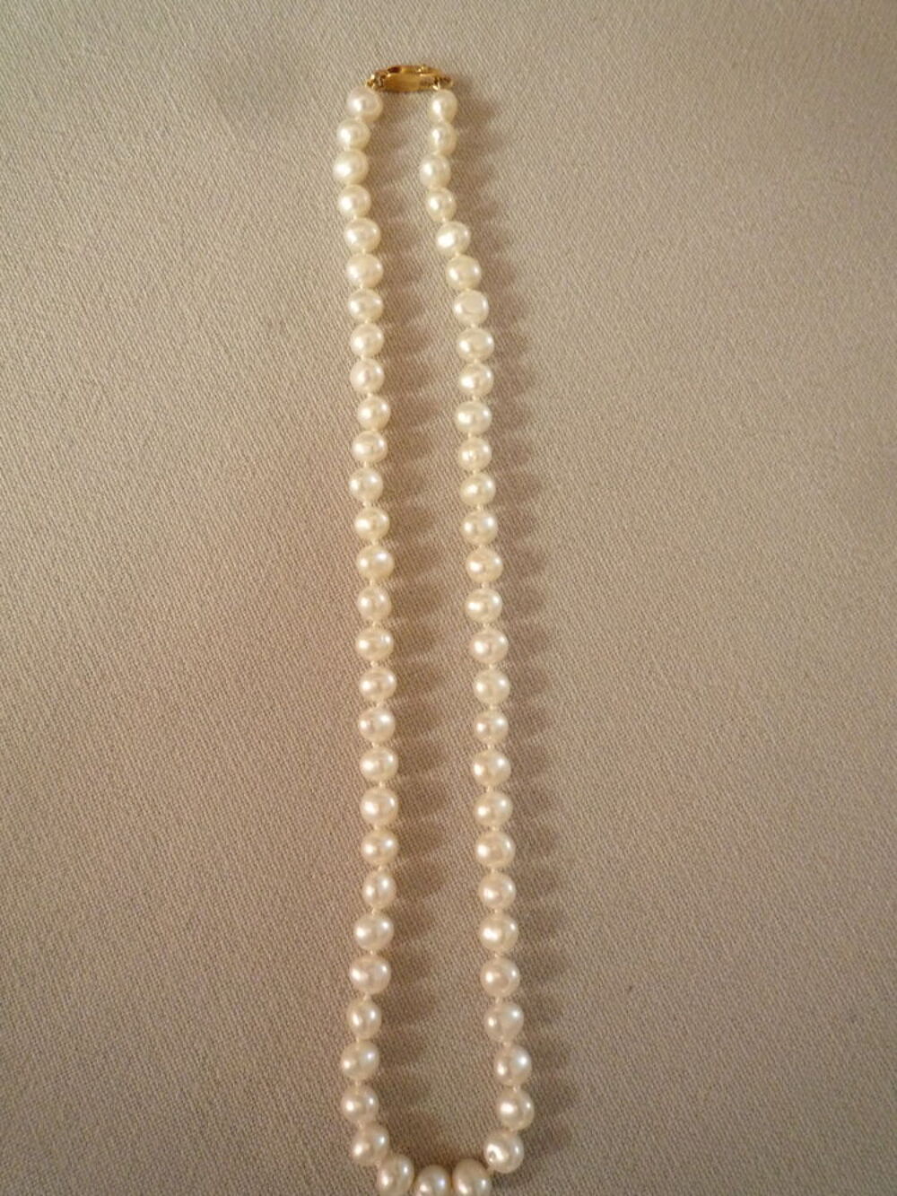 Collier. Bijoux et montres