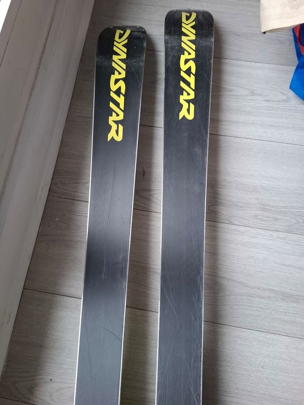 Skis piste Dynastar avec fixations hommes &eacute;tat satisfaisant Sports