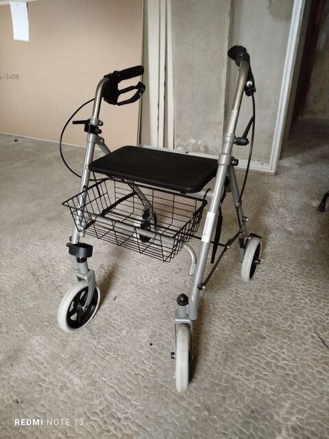 D�ambulateur pliable 4 roues freins et si�ge 50 Voiron (38)