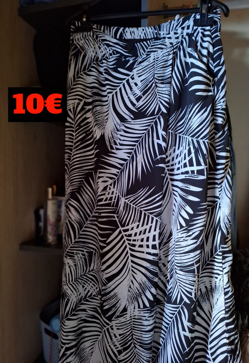 3 robes et un patajupe jamais mis. Vêtements