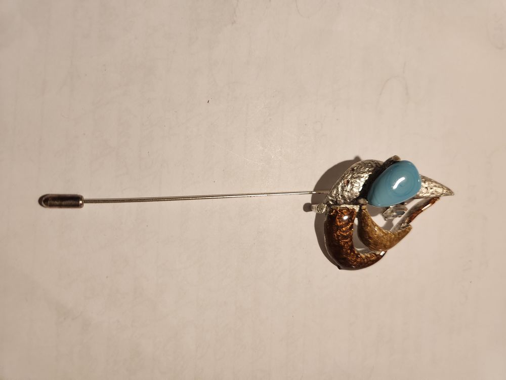 Pique &agrave; chapeau C?ur argent&eacute; &eacute;maill&eacute; strass cabochon bleu Bijoux et montres