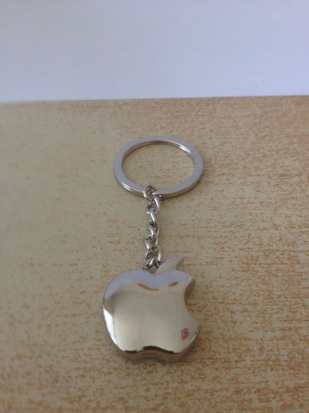 porte cl&eacute; en m&eacute;tal logo apple
