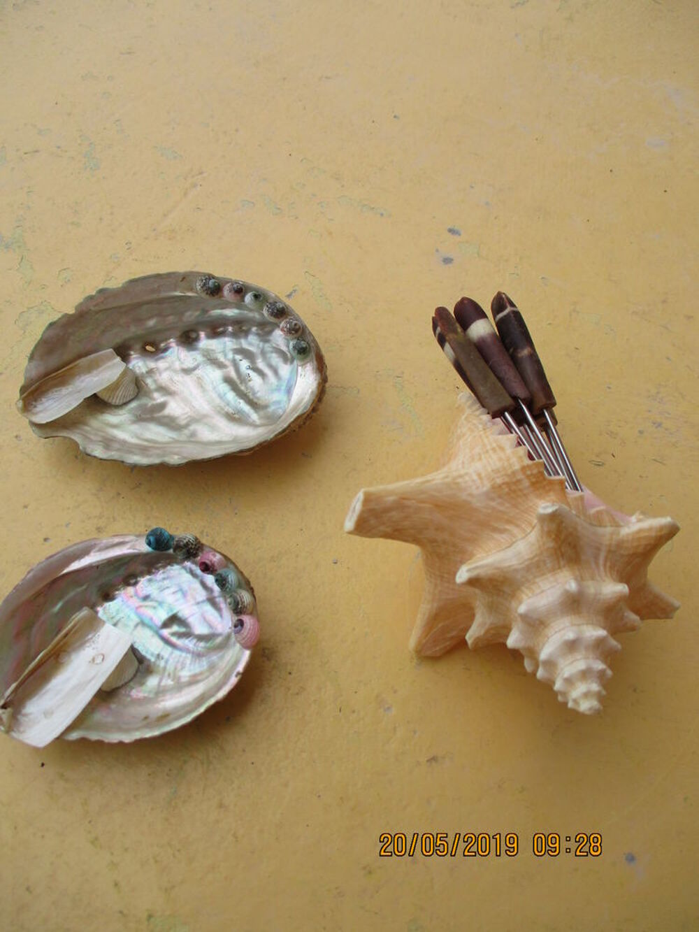 Horloge + 5 poup&eacute;es en coquillages+cendrier+piques Décoration
