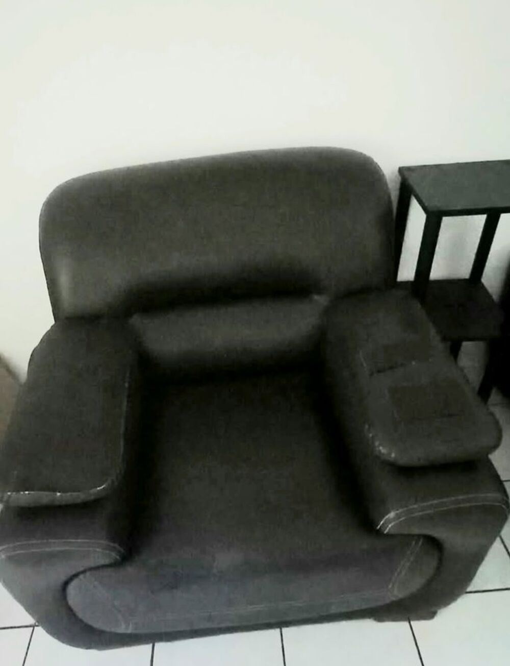 Canap&eacute; 3 places et fauteuil assorti en cuir fonc&eacute; Meubles