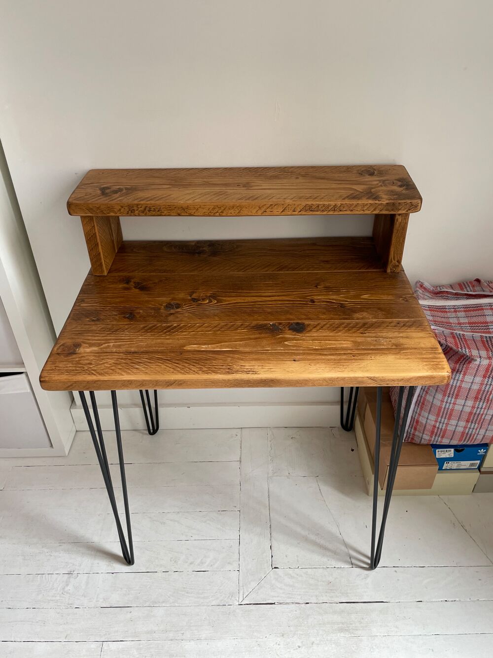 Bureau &agrave; &eacute;tag&egrave;re, en bois et m&eacute;tal Meubles