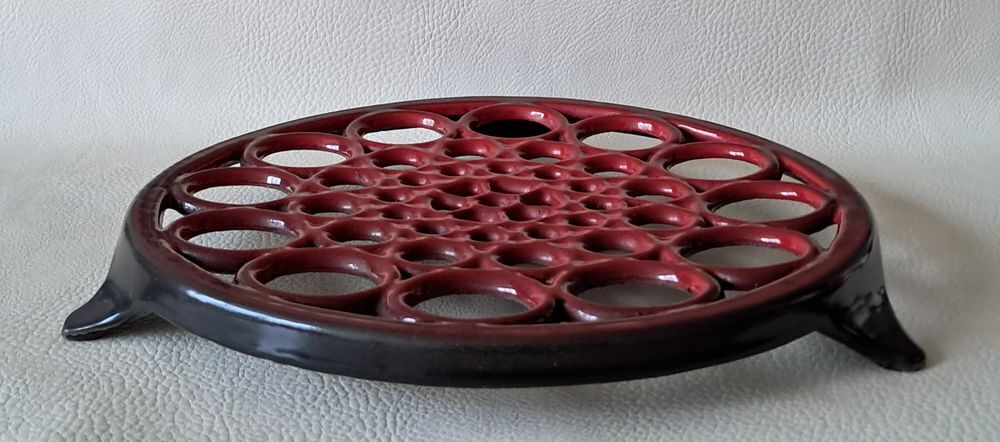dessous de plat en fonte noir et rouge d&eacute;cor g&eacute;om&eacute;trique Décoration