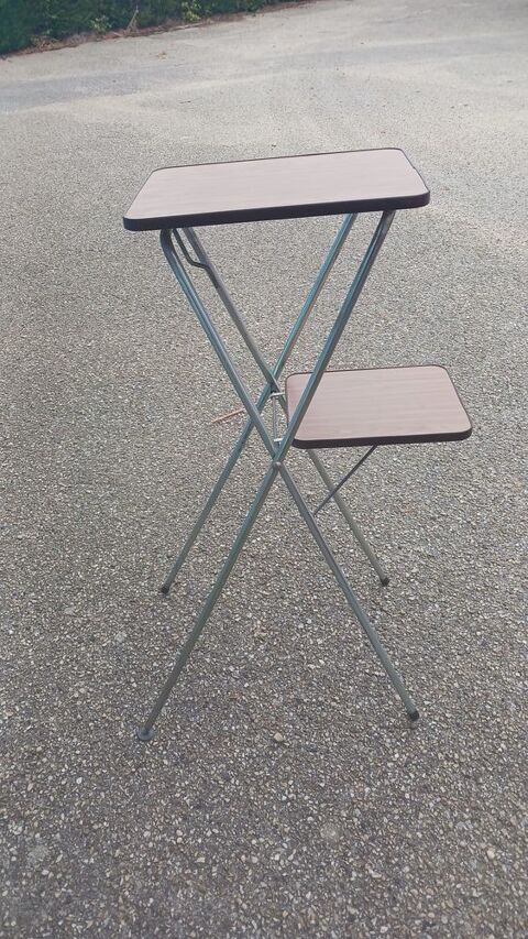 TABLE POUR PROJECTEUR PLIABLE À 2 PLATEAUX à 20€ 20 Servas (01)