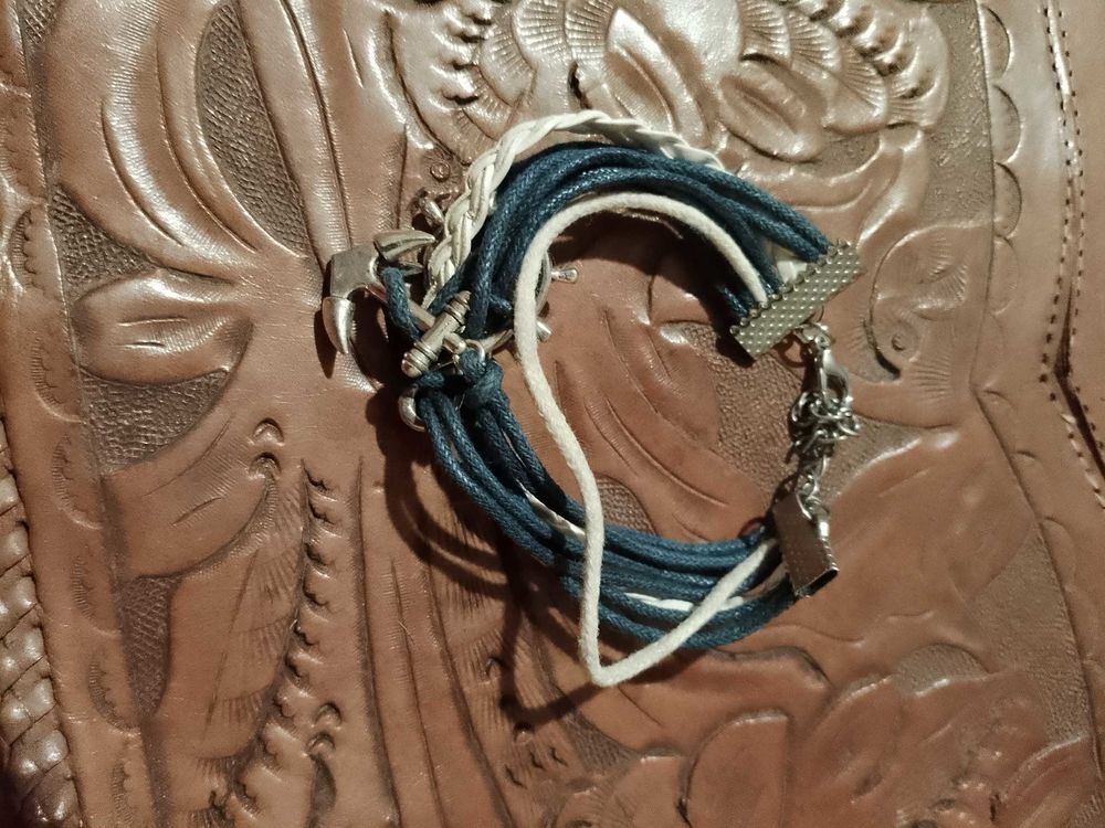 bracelet bleu/blanc en fils et m&eacute;tal argent&eacute;. Bijoux et montres