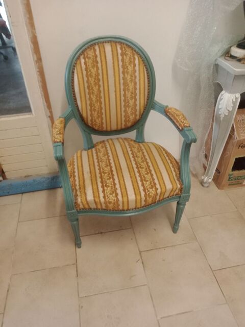 Fauteuil berg�re � m�daillon ancien 70 Nice (06)
