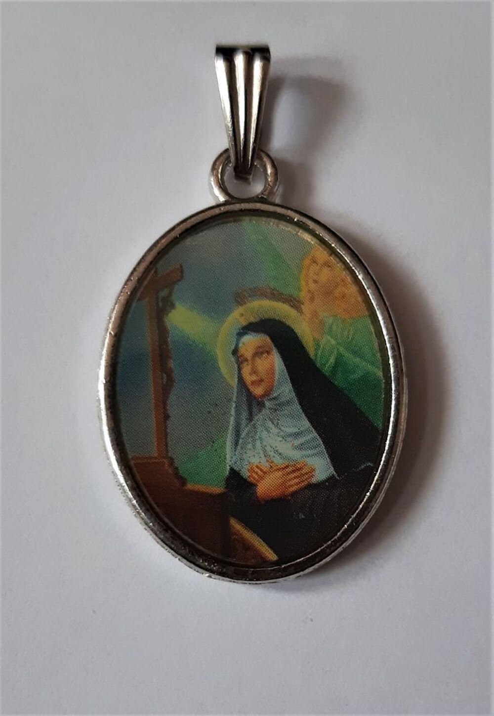 pendentif m&eacute;daille Sainte Rita en r&eacute;sine Bijoux et montres