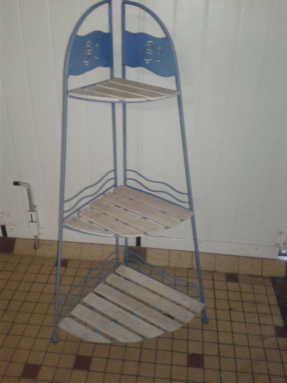 Etag&egrave;re d'angle en m&eacute;tal et bois Décoration
