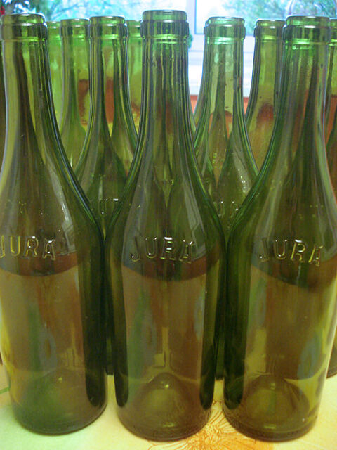 Bouteilles vides  pour vin du Jura. Clairvaux-les-Lacs (39)