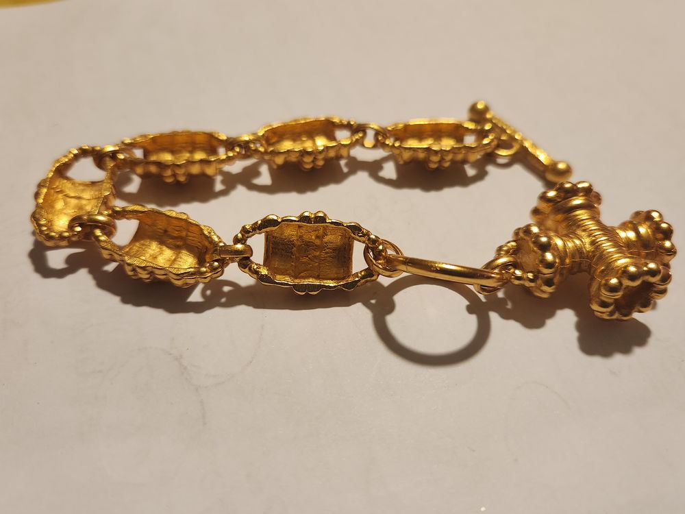 Bracelet souple emmaill&eacute; dor&eacute; motifs ANTIGONA Bijoux et montres