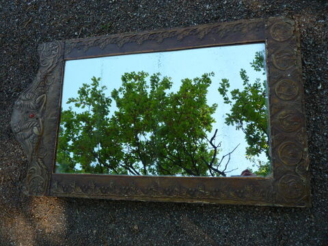 Miroir art d�co cuivre repouss�
110,5cm x 62cm
dans l'�tat
l 150 Castres (81)