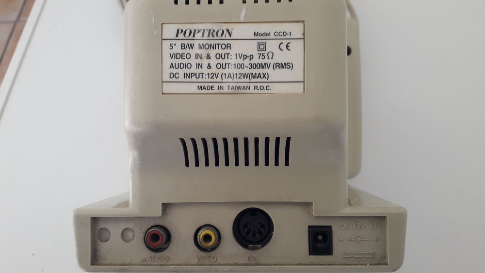 ecran et camera de surveillance &agrave; fil, en noir et blanc Photos/Video/TV