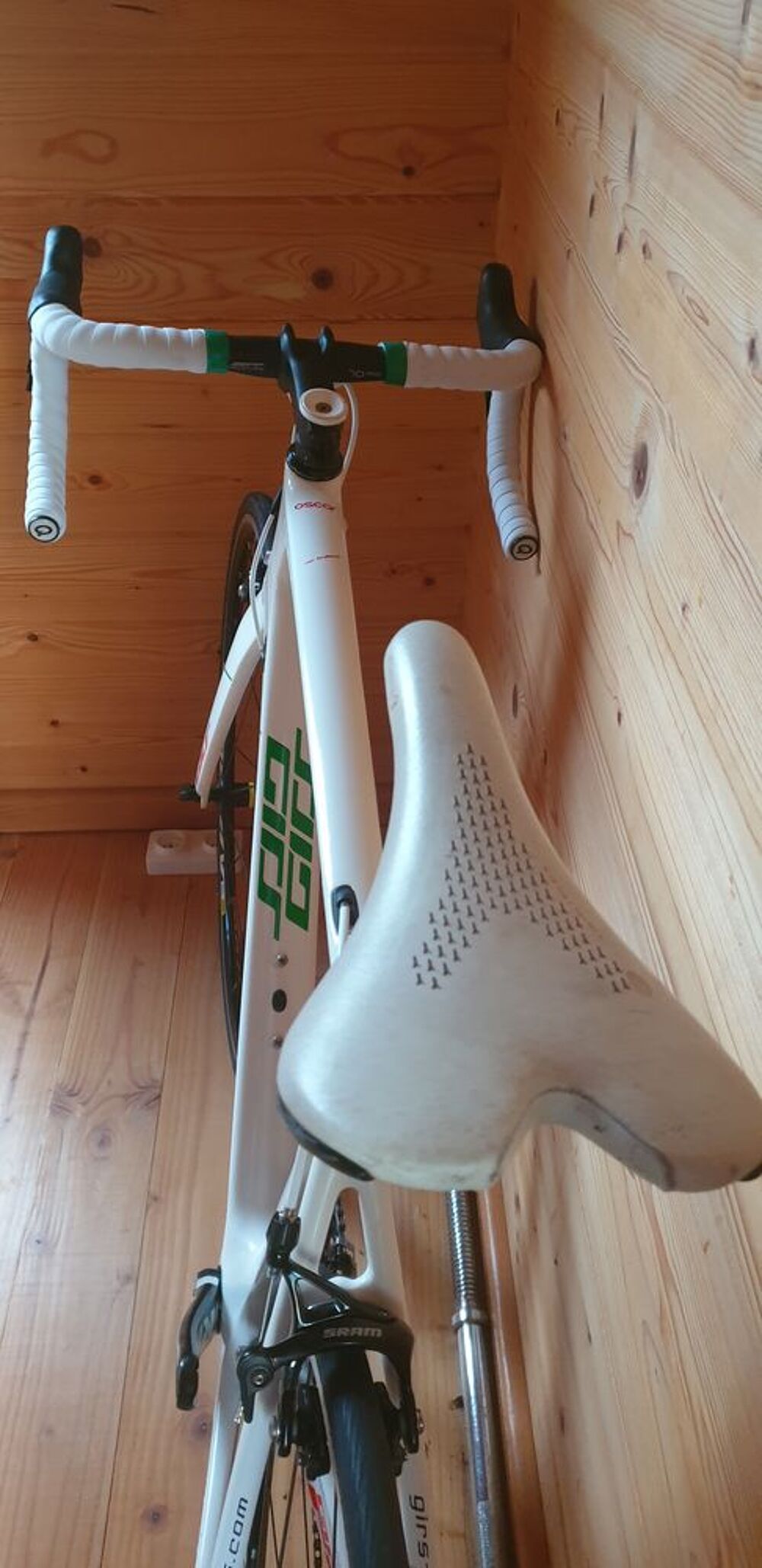 v&eacute;lo de route enti&egrave;rement carbone de la marque GIRS, mod&egrave;le Vélos
