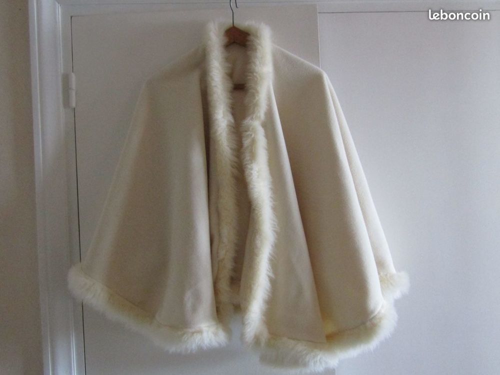 PETITE CAPE. Vêtements