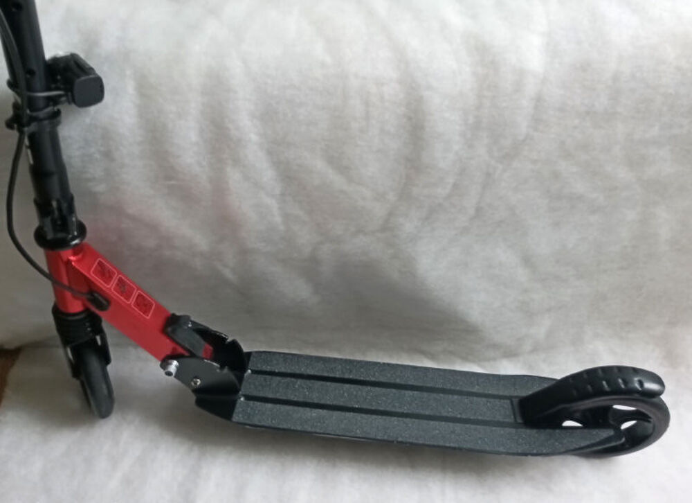 TROTTINETTE enfant pliable OZE neuve Sports