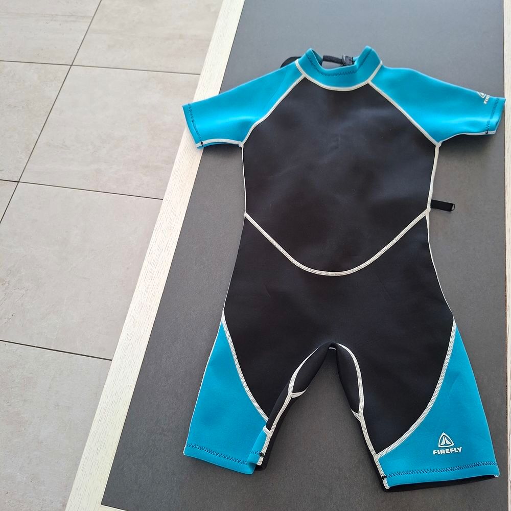 combinaison shorty D&eacute;cathlon taille 12 ans Sports