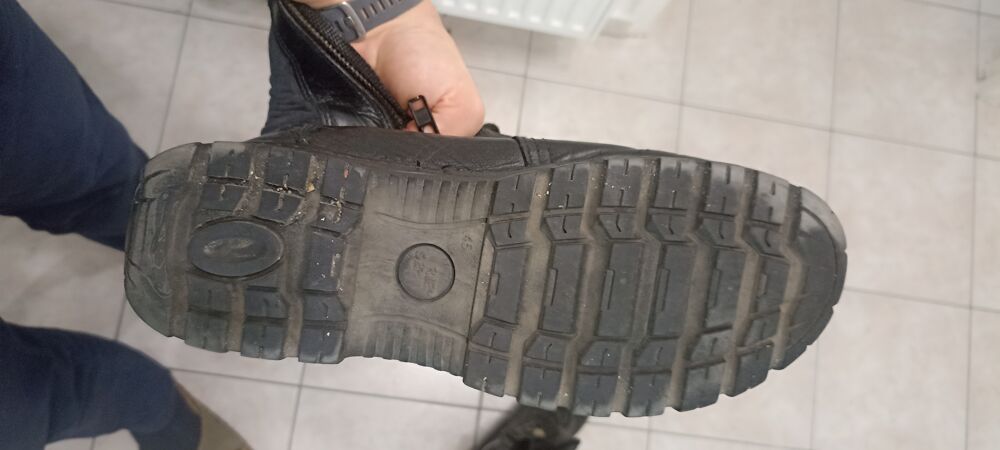Chaussures montantes type rangers. Chaussures