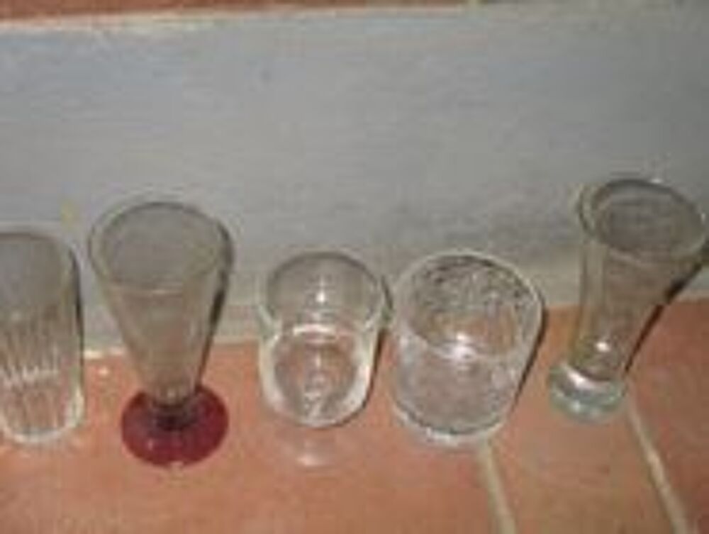 5 verres divers et autres collectionneurs ou cuisine Décoration