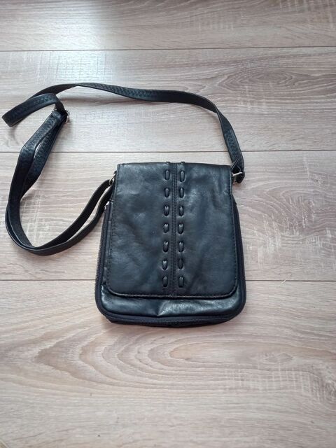 Sac bandoulière noir 5 Villiers (86)