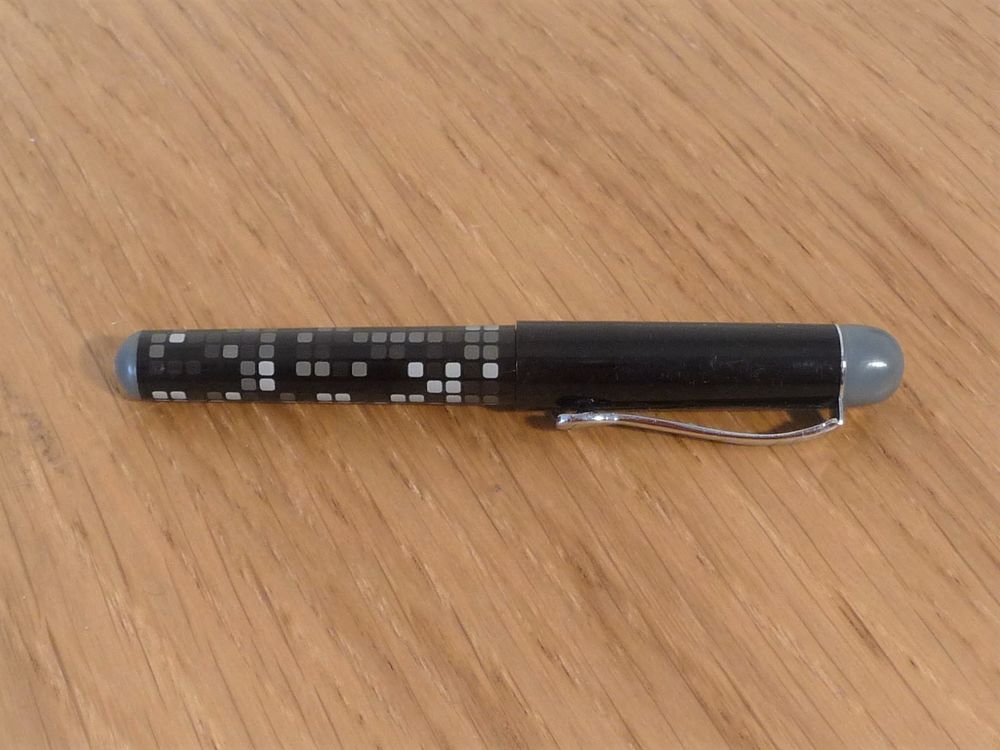 Stylo Bille en Plastique Noir Carr&eacute;s Gris &agrave; Cartouche Plume Bijoux et montres
