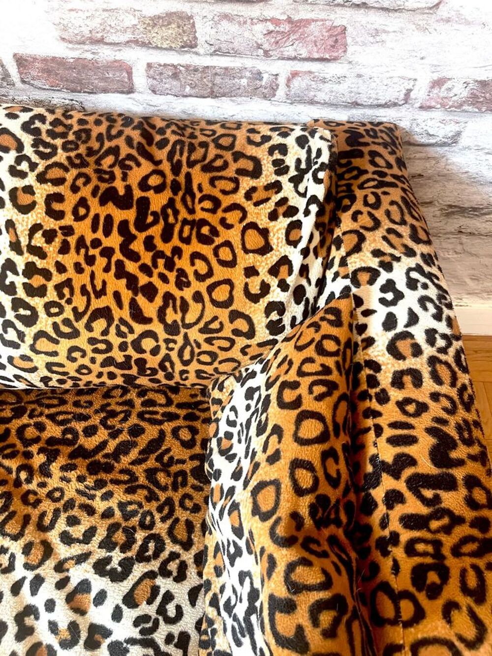 Fauteuil r&eacute;tro vintage en tissu motif L&eacute;opard Meubles