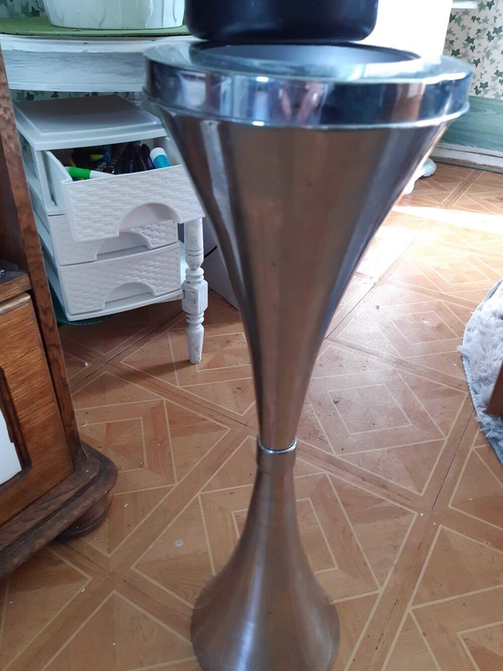 tr&egrave;s beau cendrier sur pied en inox Décoration