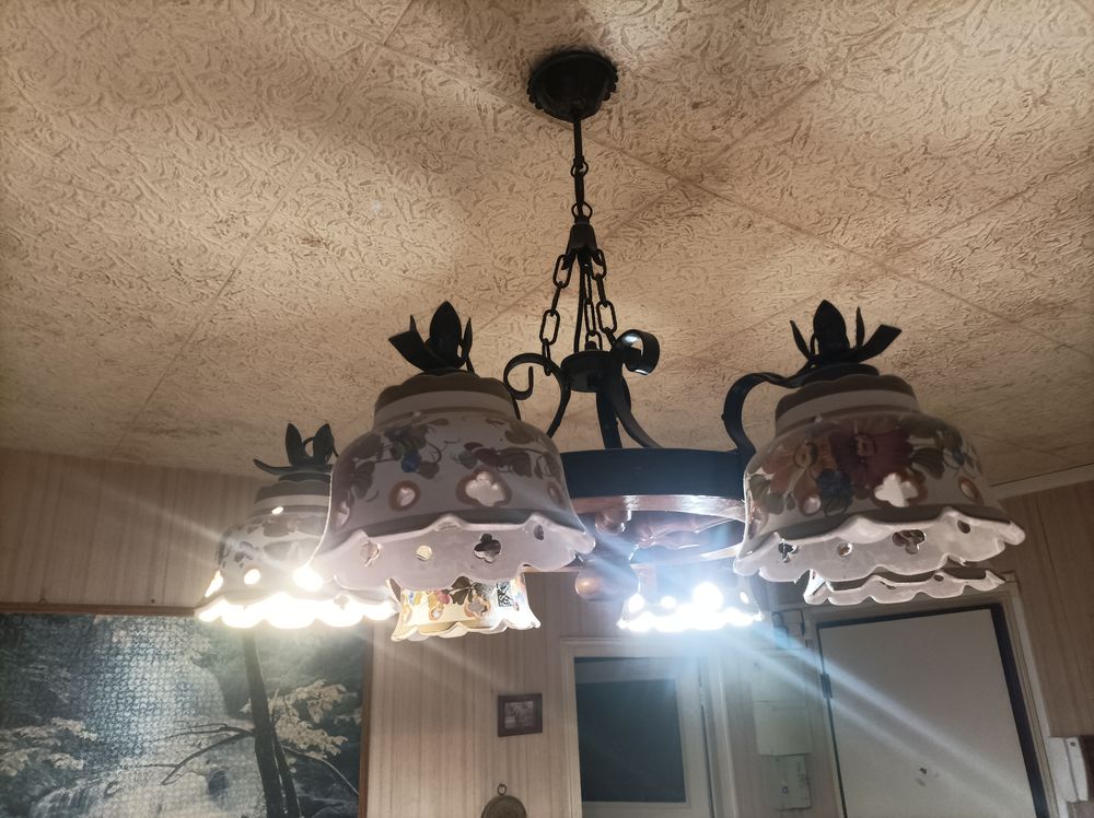 Lustre avec roue en ch&ecirc;ne. Décoration