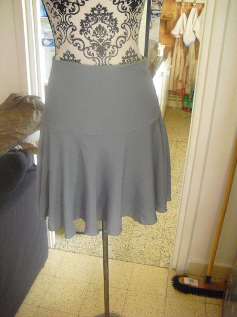 JUPE grise claire forme patineuse ETAM NEUVE TAILLE 36 Vêtements