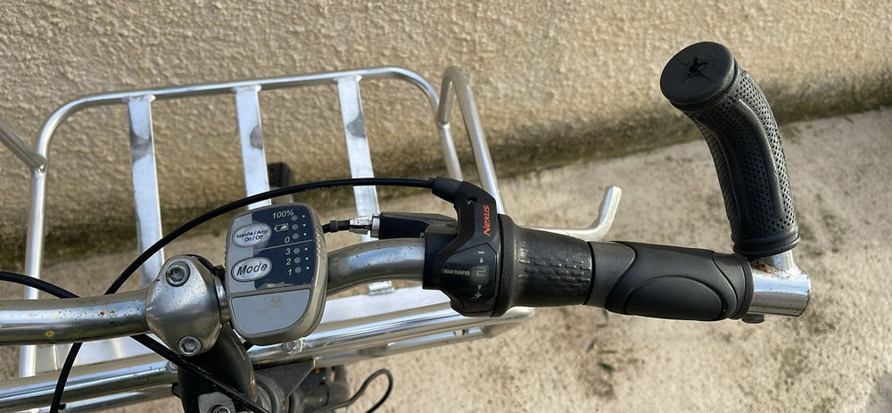 V&eacute;lo &eacute;lectrique vintage de la poste Vélos
