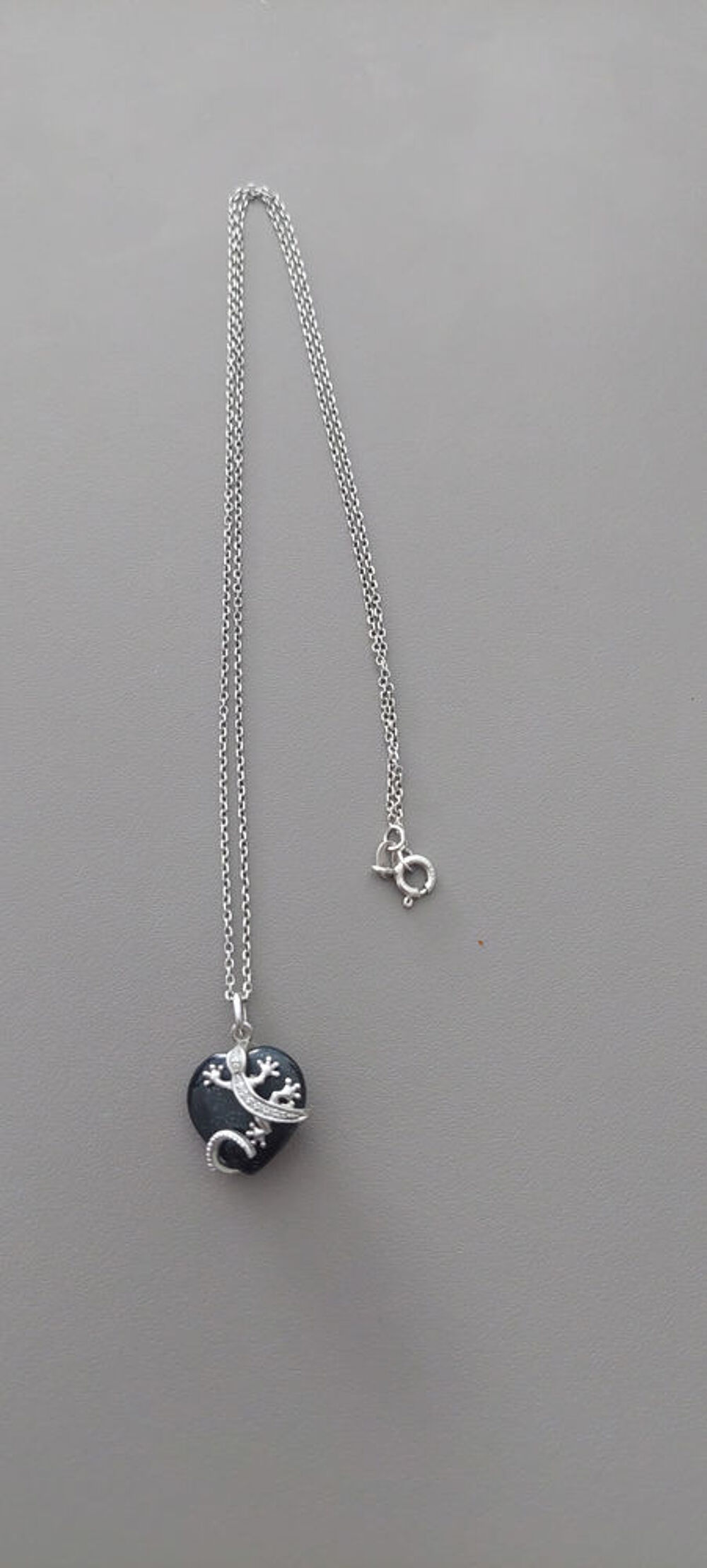 Divers bijoux , port&eacute;s tr&egrave;s peu de fois, en tr&egrave;s bon Bijoux et montres