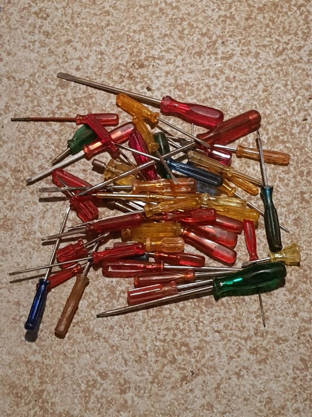 46 tournevis divers &agrave; la piece ou le lot Bricolage