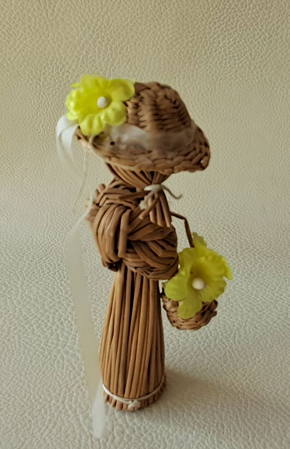petite poup&eacute;e en paille tress&eacute;e panier et chapeau fleuri Décoration