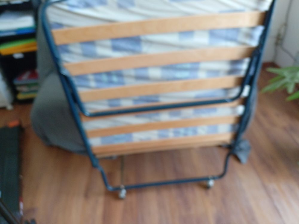 Lit pliant avec tapis Meubles