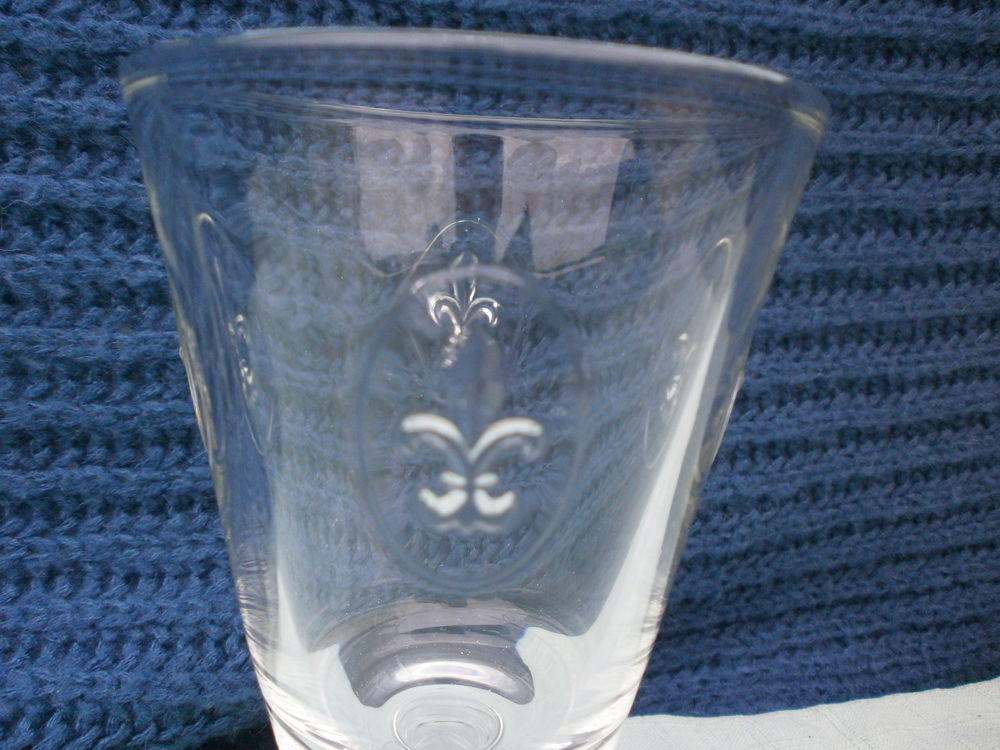 LOT 12 VERRES A PIED FLEURS DE LYS Décoration