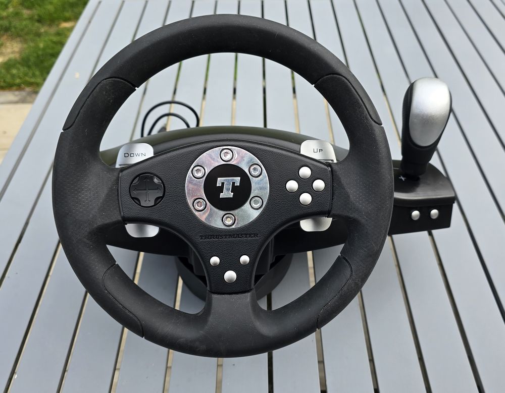 Volant Thrusmaster RGT Force Feedback Clutch Consoles et jeux vidos