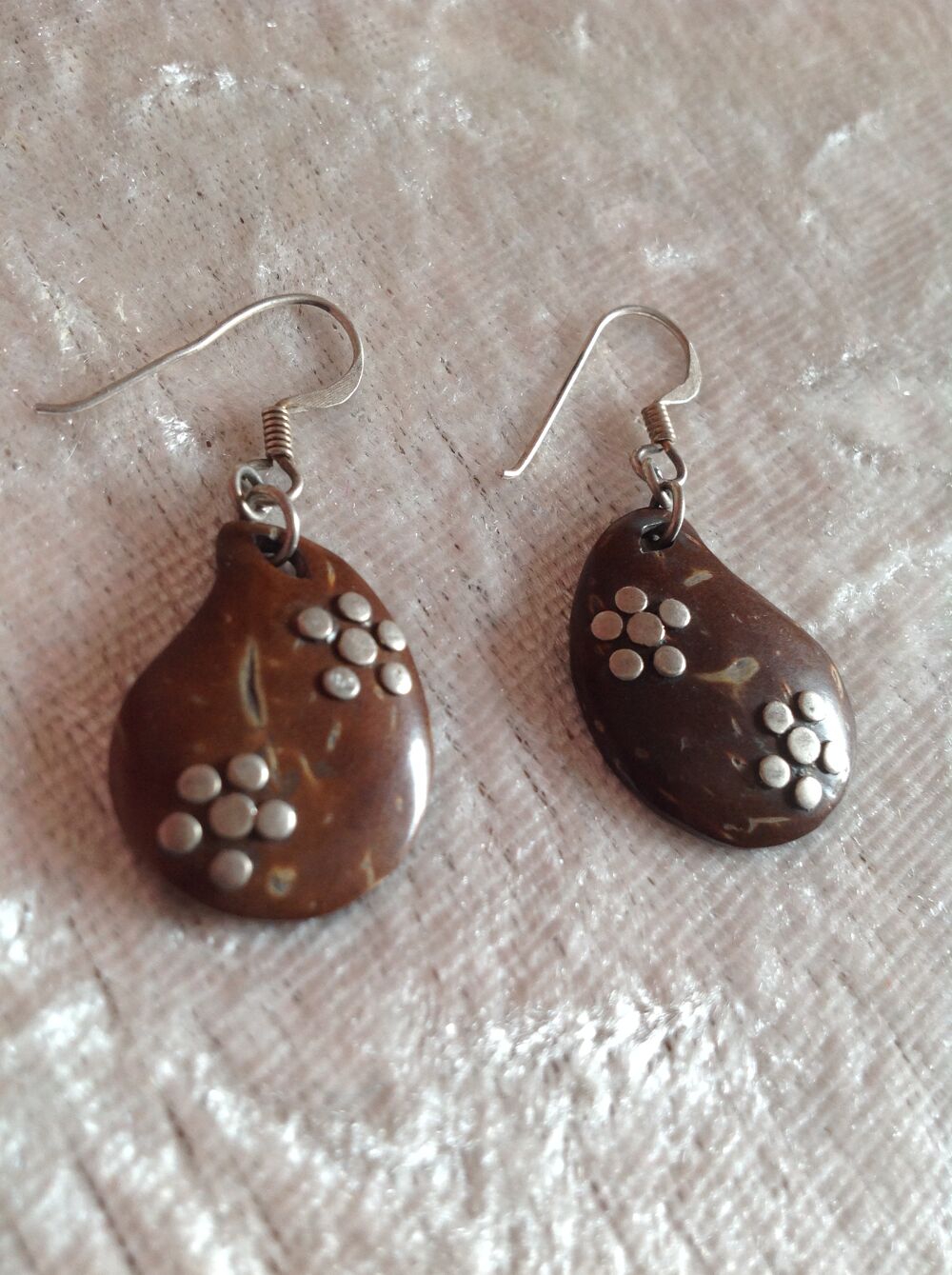 BOUCLES OREILLES GOUTTE NOIX DE COCO FLEURS M&Eacute;TAL Envoi Poss Bijoux et montres
