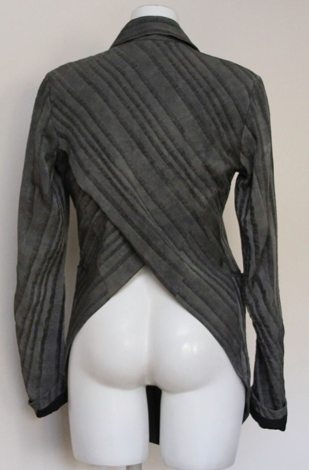 Veste soie asym&eacute;trique LOST &amp; FOUND RIA DUNN 
T.M soit 38/40 Vêtements
