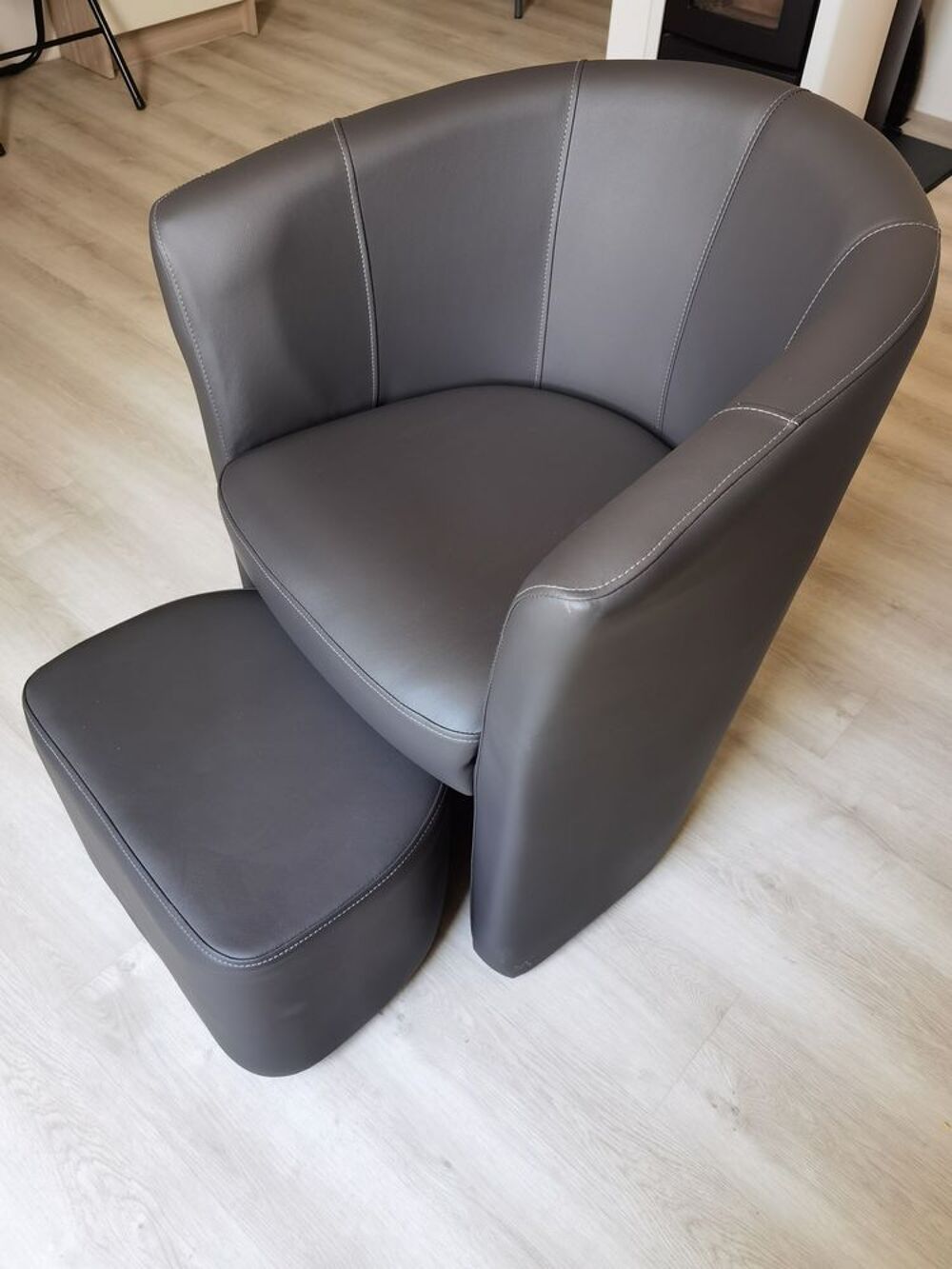 Fauteuil cabriolet Clayton et son pouf, comme neuf Meubles