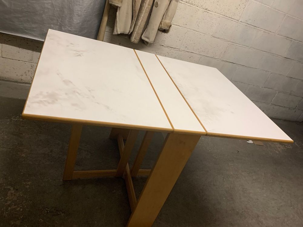 Table rectangulaire plateau blanc et pieds bois pliable Meubles