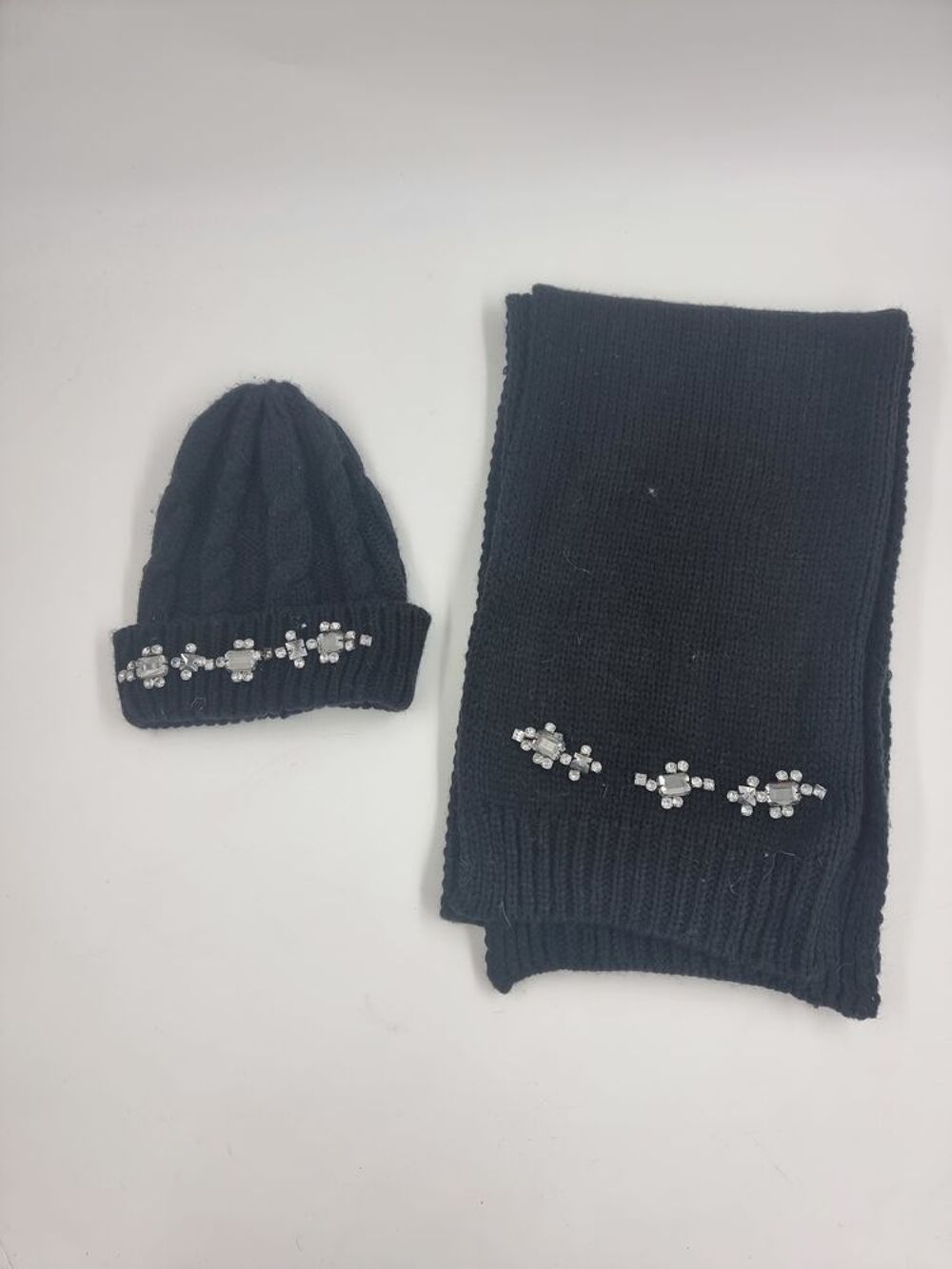 Lot bonnet + &eacute;charpe noire avec strass Vêtements