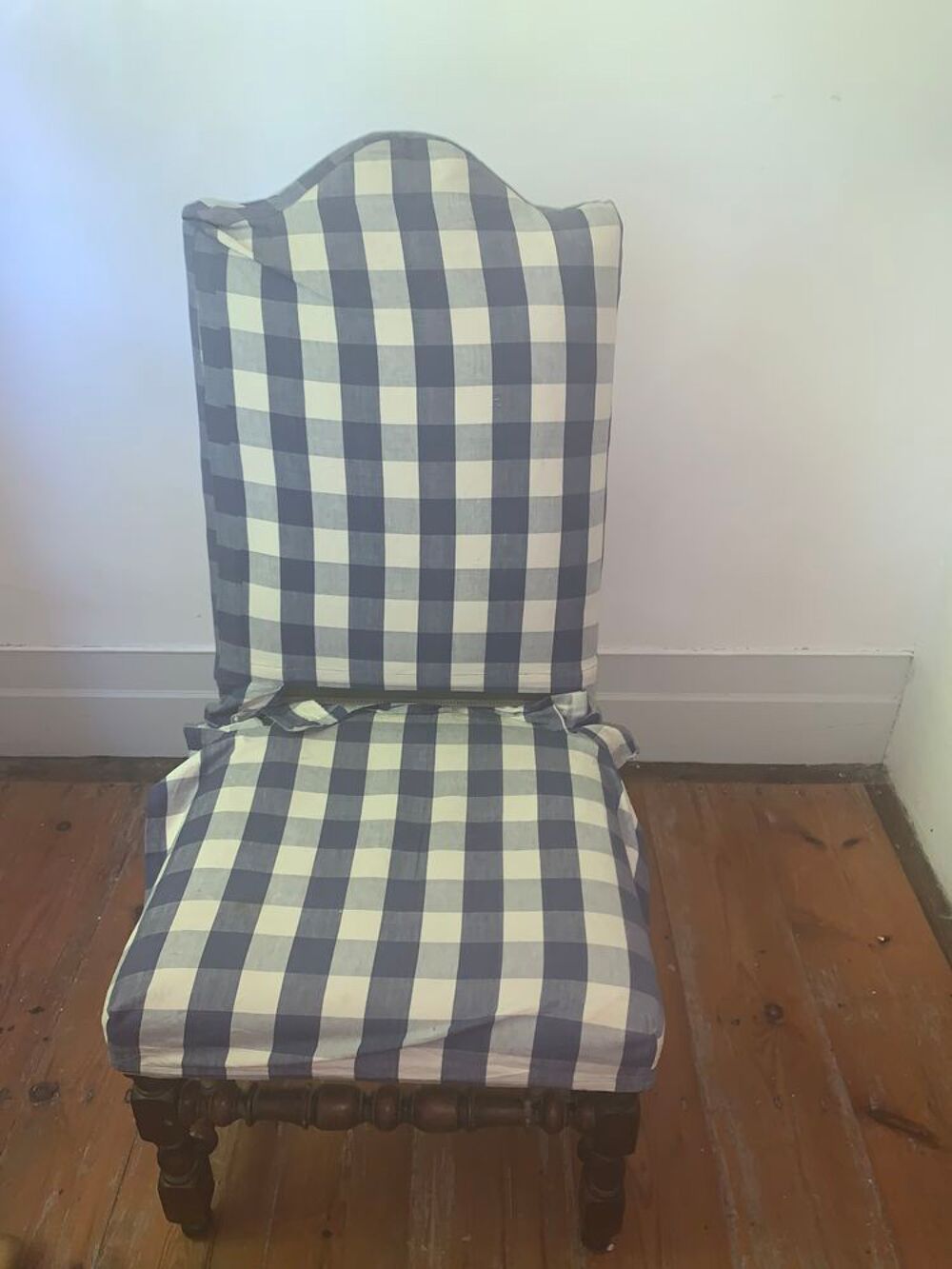 4 chaises louis XIII &agrave; carreaux bleu et blanc Meubles