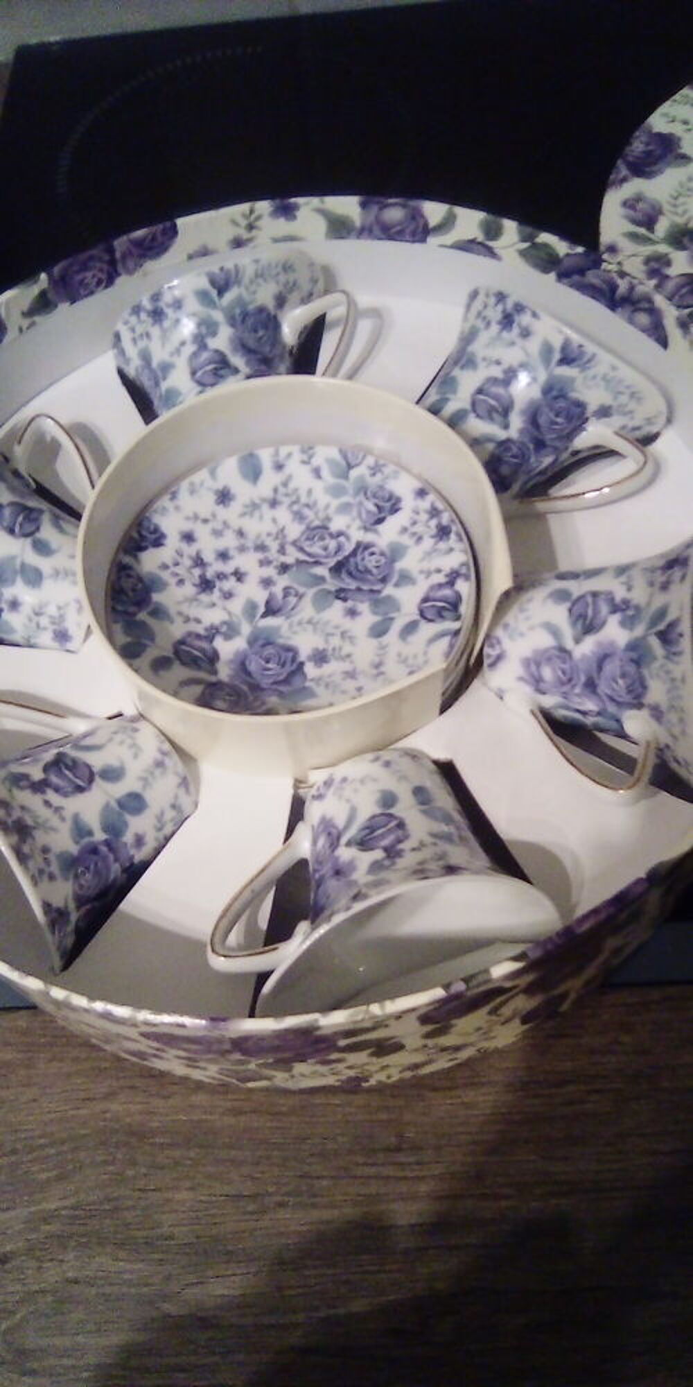 Tasses &agrave; caf&eacute; avec petites assiettes Cuisine