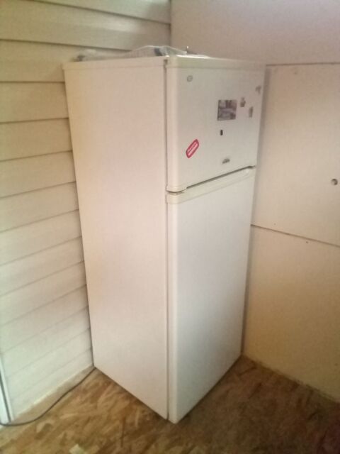 Un petit congélateur coffre et un réfrigérateur - Aix Mirabeau
