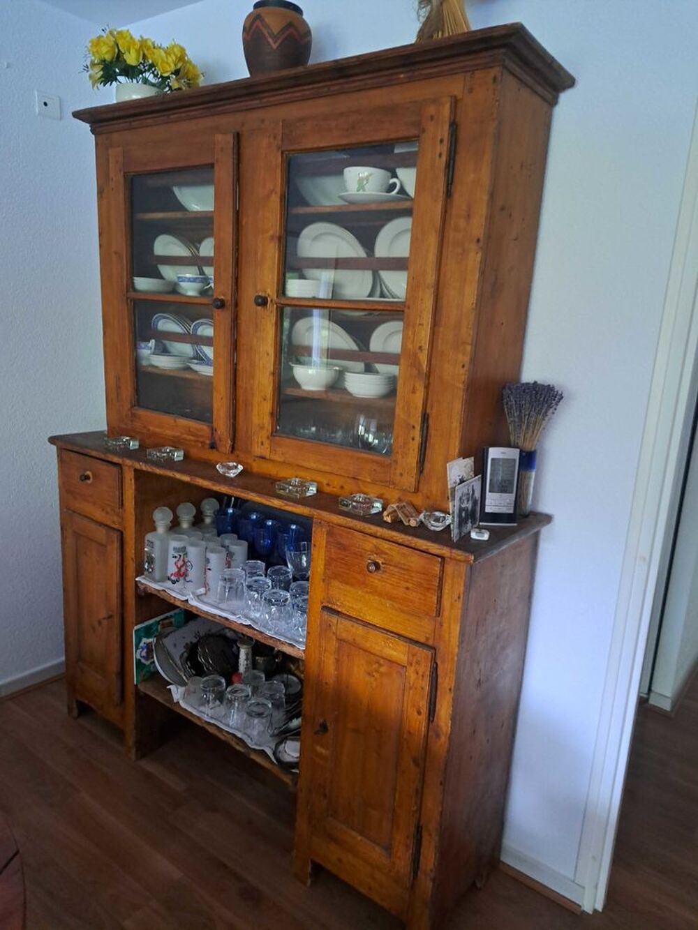 Beau vaisselier en pin Meubles