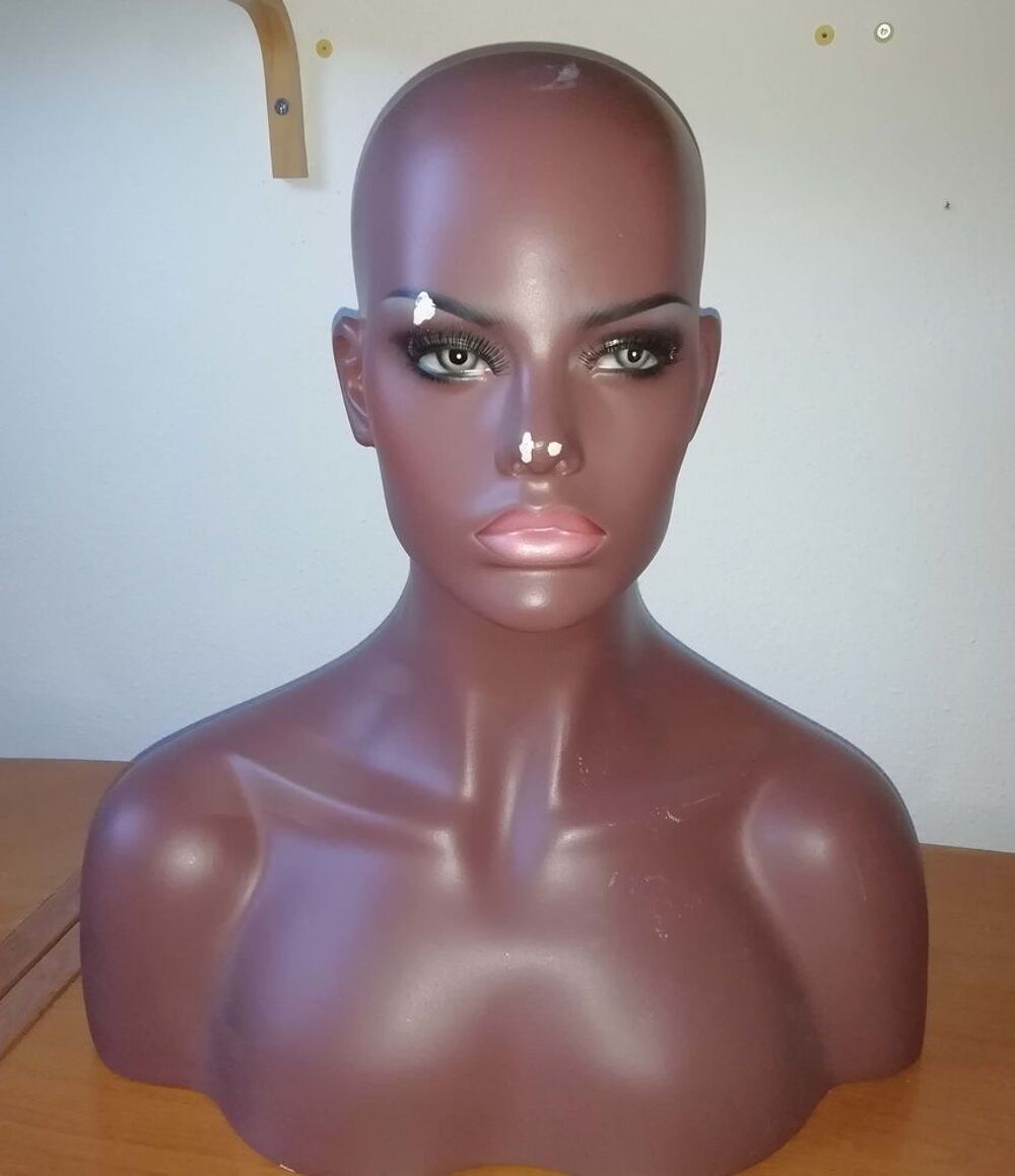 Grande t&ecirc;te buste de mannequin de couleur sur Arbus 64230 Décoration