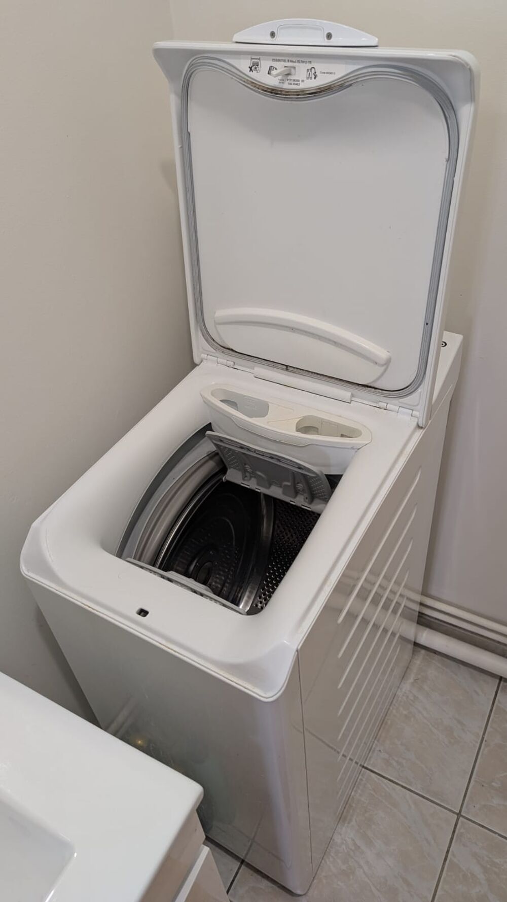 Lave-linge 6kg Top Essentiel B ELT612-7b ? 200€ Electroménager